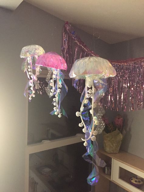 Fish Decorations, Diy Jellyfish, Jellyfish Decorations, Decorations For Party, Themed Bedroom, 22 December, Deco Originale, Jelly Fish, Cute Room Ideas