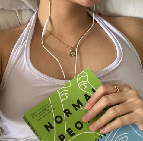 Bee Konigswasser, Ali Hazelwood Aesthetic, Job Dream, Reading Vibes, Reader Girl, Book Review Journal, Love On The Brain, Sally Rooney, Ali Hazelwood