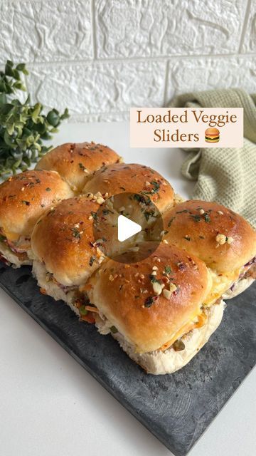 Vegetarian Mini Sandwiches, Indian Sliders Recipes, Veg Sliders Recipes, Easy Veg Sandwich Recipes, Veg Sliders, Veg Snacks Recipes Indian, Vegetable Sliders, Slider Buns Recipe, Vegetarian Sliders