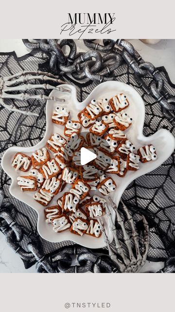 Tara Tedesco | Tnstyled on Instagram: "MUMMY PRETZELS! 👻

The easiest Halloween treats! You just need some white chocolate and pretzel snaps to make these. Melt the chocolate and add it to to a bag, cut the bottom off and drizzle on the pretzels. It can be messy and not perfect they will still look cute! Then just add on some candy eyes and allow them to cook. 

You can add them to clear bags and give them out as party favors or put them out as a cute dessert! 

#mummy #halloween #kidshalloween #halloweentreats Halloween party ideas," Mummy Pretzels, Pretzel Snaps, Halloween Garage, Candy Eyes, Mummy Halloween, Halloween Party Ideas, Halloween Treats Easy, Cute Desserts, Clear Bags