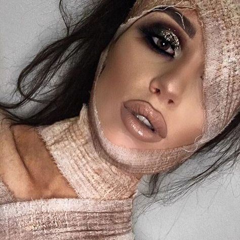 Love this Glam Mummy! By @ernestavegyte .  .  .  .  #halloween #halloween17 #halloween2017 #halloweenmakeup #halloweenmakeupideas #mummymakeup #mummy #mummycostume Mummy Costume Women, Mummy Halloween Makeup, Diy Mummy Costume, Halloween Makeup Ideas For Women, Mummy Makeup, Girl Halloween Makeup, Mummy Halloween Costume, Mummy Costume, Diy Costumes Women