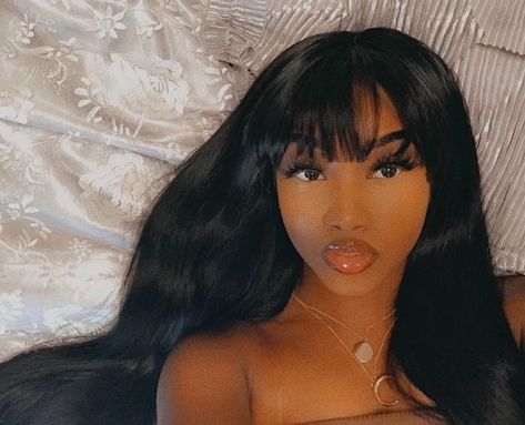 Shared by ♚. Find images and videos about beautiful, bangs and xxco on We Heart It - the app to get lost in what you love. Alternative Makeup, Cute Makeup Looks, Peinados Fáciles Para Cabello Corto, Pretty Makeup, Black Girls Hairstyles, Cute Makeup, Aesthetic Hair, Brown Skin, Pretty Face