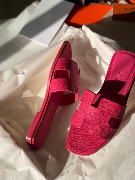 Dior Slippers, Pink Hermes, Hermes Slippers, Hermes Sandals, Heels Slippers, Hermes Style, Pretty Sandals, Fashion Shoes Heels, Shoes Heels Classy