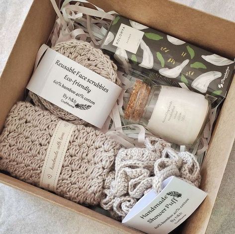 Package Crochet Items, Crochet Self Care Kit, Crochet Gift Packaging, Crochet Care Package, Crochet Packaging Ideas, Kit Spa, Shower Puff, Selling Handmade Items, Crochet Motif Patterns