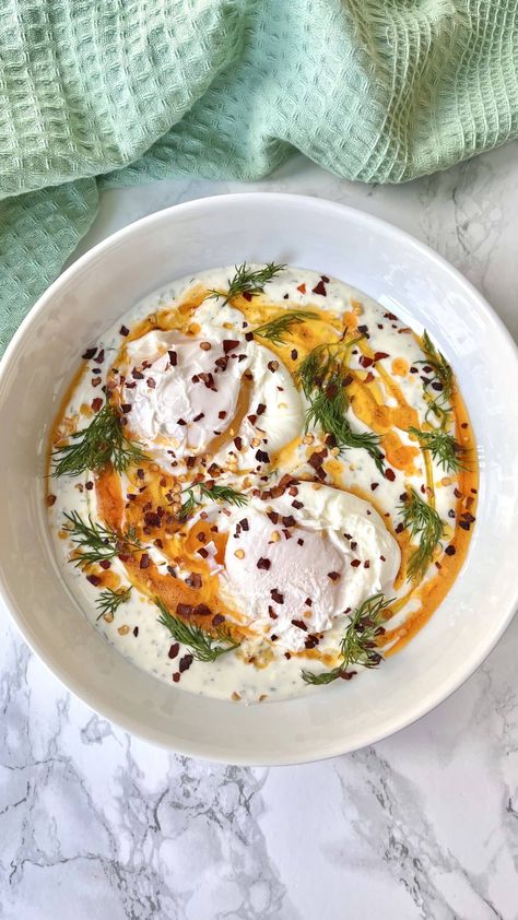 Turkish Eggs: a simple breakfast that makes for a balanced choice. Poached eggs on garlic yogurt with a spiced paprika melted butter Garlic Yogurt, Turkish Eggs, Spiced Butter, Turkish Breakfast, Simple Breakfast, Brunch Dishes, Butter Spread, Desert Island, Butter Sauce