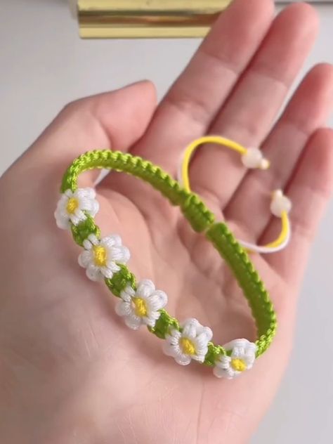 Hermosa pulsera de flores paso a paso, encantadora pulsera de hilo de seda | Hermosa pulsera de flores paso a paso, encantadora pulsera de hilo de seda, super hermosa y facil de hacer,quedate a ver paso a paso como podemos... | By Manualidades17 Braided String Bracelet, Macrame Bracelet Tutorial, Daisy Bracelet, Floral Bracelet, Braids With Weave, Macrame Bracelet, Diy Crafts Jewelry, String Bracelet, Macrame Bracelets