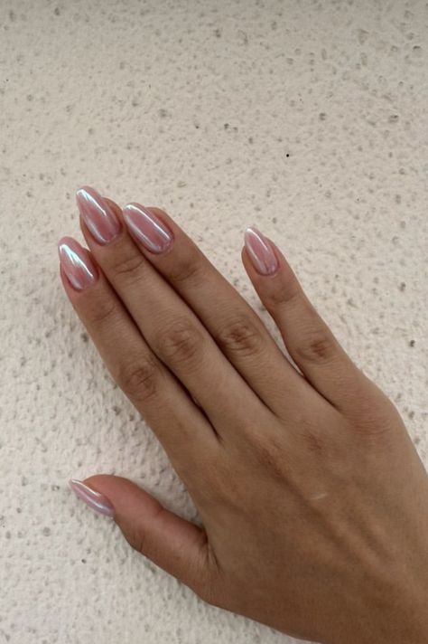 The famous hailey bieber nails 🎀 so clean and cute Pearly Glazed Nails, Soft Pink Pearl Nails, Pink Pearly Nail, Bridal Nails Simple Elegant, Peal Nail, Pearly Pink Nails, Pink Pearl Nails, Opalescent Nails, Pearly Nails