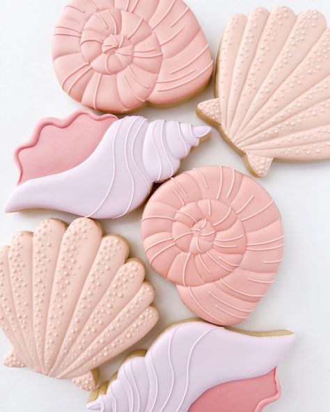 Shell Cookies Decorated, Mermaid Birthday Cookies, Mermaid Desserts, Ocean Cookies, Shell Cookies, Coastal Party, Seashell Cookies, Birthday Desert, Mermaid Cookies