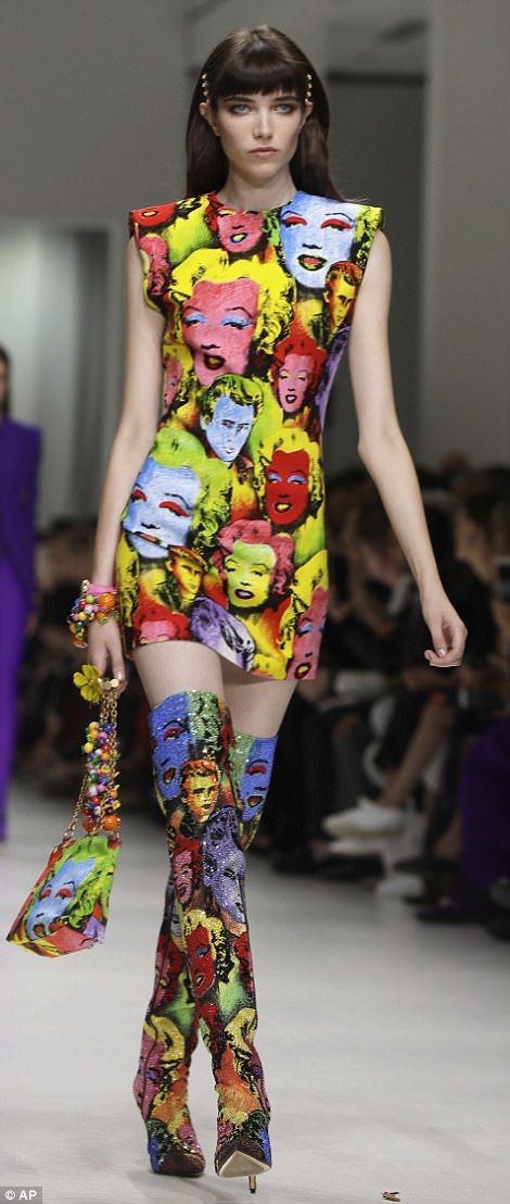 Pop art: Versace took sartorial inspiration from Andy Warhol's famous technicolour prints of Marilyn Monroe Pop Art Fashion Design, Pop Art Accessories, Vibrant Accessories, Art Dresses, Art Inspired Fashion, Andy Warhol Pop Art, Art Final, Pop Art Fashion, Playful Colors