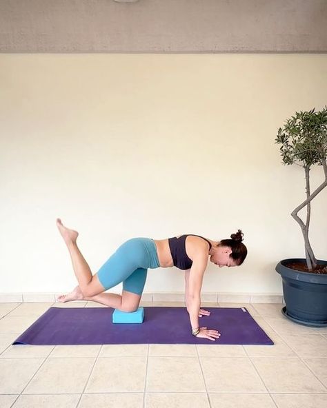 @sonia.m_pilates on Instagram: "Full Body Yoga Block Workout 👍   You MUST try this total body series to strengthen your core, obliques, arms and glutes in a fun and effective way! 🥰  Grab a block and perform each exercise 8-12 reps each side!   ‼️ SAVE it and let me know how it was!   I wish you all a fantastic new week! 😘  #pilateslovers #pilatesinstructor #pilatesinspiration #pilatesmat #pilatesabs #corestrength #pilatesathome #pilatesfit #homeworkouts #matpilates #yogablocks #fullbodyworkouts #pilateseveryday #pilatesstrong #absworkout #obliques #plank #lowimpact" Pilates With Yoga Block, Block Workout, Yoga Blocks Exercises, Full Body Yoga, Pilates At Home, Strengthen Your Core, Yoga Workouts, Pilates Instructor, Easy Yoga Workouts