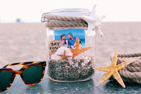 Family getaways at the beach are treasured occasions, and what better way to keep your memories than with a DIY mason jar filled with a family photo, along with sand and shells collected on your vacation? Jars Gift Ideas, Beach Memory Jars, Beach Jar, Pinecone Crafts Kids, Jar Projects, Memory Jars, Fun Summer Crafts, Memory Jar, Diy Beach