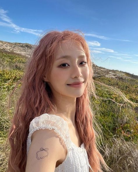 #loona #chuu #kpop Shin Nana, Chuu Icons, Girl With Pink Hair, 12 Dancing Princesses, Chuu Loona, I Love My Wife, Kim Lip, I Love Girls, Ravenclaw