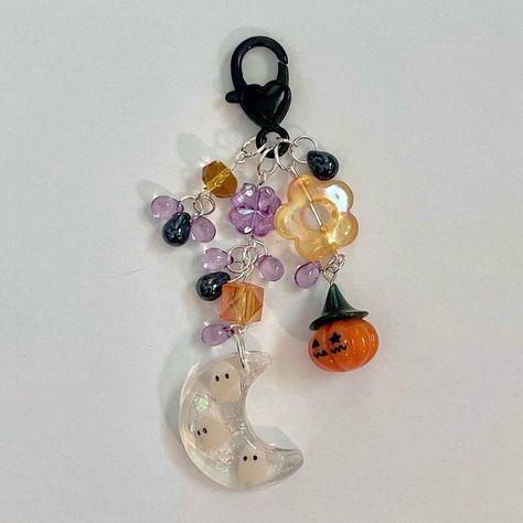 Halloween Clay Keychain, Diy Halloween Keychain, Halloween Beaded Keychains, Halloween Phone Charm, Halloween Keychains Diy, Bead Keychain Diy, Beaded Keychain Ideas, Diy Halloween Jewelry, Keychains Aesthetic