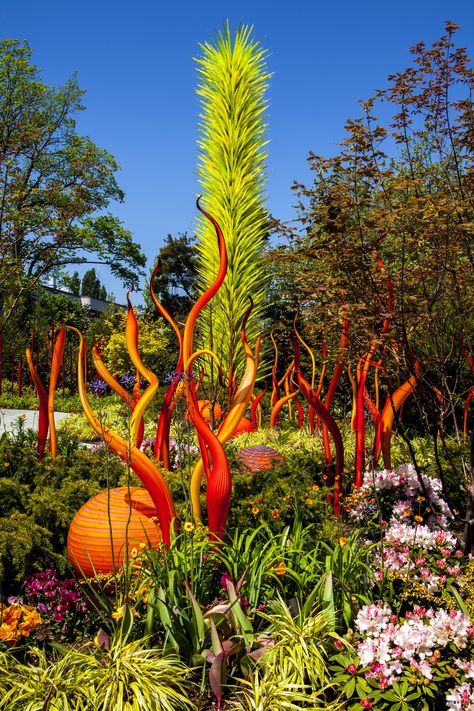 Chihuly Garden and Glass in Seattle contains one of the most comprehensive permanent collections representing the artists’ 50-year career. Chihuly Garden, Seattle Usa, Painted Glass Art, Seattle Art, Meteor Garden 2018, Dale Chihuly, Magic Garden, Multimedia Artist, Chihuly