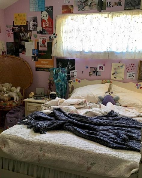 Messy Teenage Room Aesthetic, Lady Bird Bedroom, Ladybird Bedroom, Lady Bird Room, Bedrooms In Movies, Messy Bedroom Aesthetic, Bedroom Ideas 80s, Film Bedroom, Bedroom Inspirations Teenage