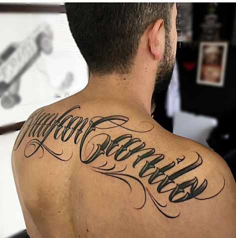 Back Tattoo Writing Man, Last Name Back Tattoos For Men, Lettering Back Tattoo, Back Lettering Tattoo, Collar Bone Tattoo For Men, Nova Tattoo, Upper Leg Tattoos, Tattoo Espalda, Herren Hand Tattoos