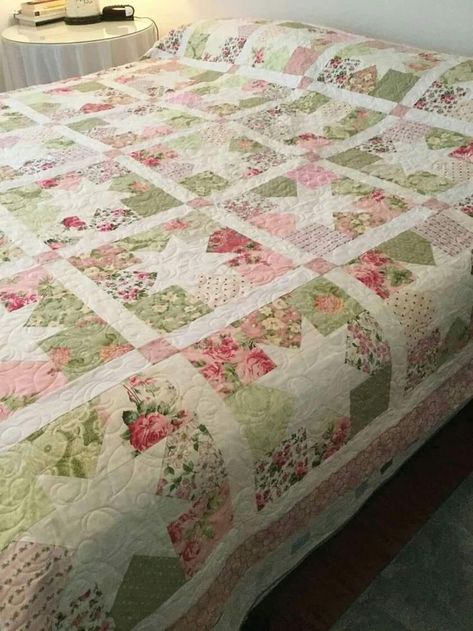 Colchas Quilting, Shabby Chic Quilts, Chic Quilts, Charm Quilt, Flower Quilts, Pretty Quilt, Cozy Quilts, Pink Quilts, Patchwork Quilt Patterns