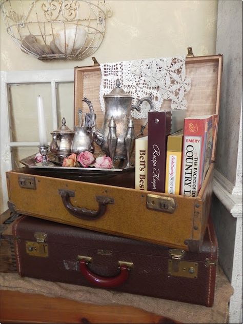 Vintage suitcase vignette: I love old vintage suitcases, silverware and books, so I especially love this great combination of all three :) Old Suitcase Decor, Suitcase Decor, Old Suitcases, Vintage Suitcases, Vintage Suitcase, Decor Spring, Diy Vintage, Cheap Decor, Southern Belle