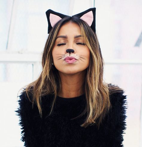 To be a house cat for Halloween all you need is black and white eyeliner and a pair of ears. Creative College Halloween Costumes, Different Halloween Costumes, Easy Last Minute Costumes, Costumes Faciles, Cat Halloween Makeup, Halloweenský Makeup, Kostum Halloween, Kostuum Halloween, Cat Makeup Halloween