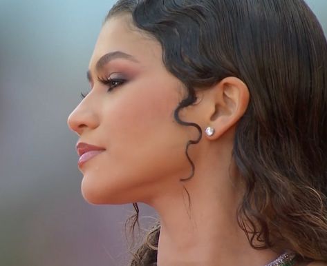 luna on Twitter: "her side profile is literally perfect… " Zendaya Nose, Zendaya Hair, Zendaya Style, Glowing Face, Nose Shapes, Venice Film Festival, Zendaya Coleman, Make Up Your Mind, Brow Makeup