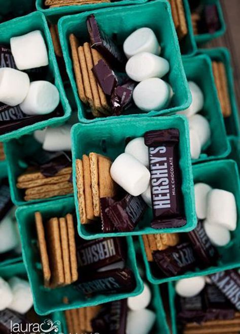 Backyard Wedding Reception Decorations, Homemade Smores, Smores Party, Lila Party, Smores Kits, Marshmallow Desserts, Campfire Smores, Room Parent, Bonfire Party