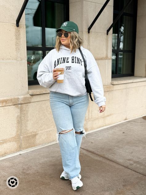 Hoody Outfits Women Jeans, Oversized Sweatshirt And Jeans Outfit, Fall Outfits Sweatshirts, Crew Neck Outfit Ideas, Outfits With Hoodies And Jeans, Cute Crewneck Sweatshirt Outfit, T Shirt With Jeans Outfits, Fall Mom Jeans Outfit, Turtleneck Under Sweatshirt Outfit