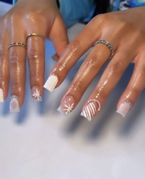 Cute Christmas Nail Inspo Short, Short Winter Nails Black Women, Christmas Nails Black Women Short, Xmas Themed Nails, Cute Short Square Christmas Nails, Christmas Short Square Acrylic Nails, Cute Short Christmas Nails Ideas, Xmas Nails Short Square, Simple Short Nail Designs Winter