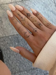 Tropisches Tattoo, Tattoo Main, Tato Minimal, Small Finger Tattoos, Finger Tattoo For Women, Finger Tats, Hand And Finger Tattoos, Pretty Hand Tattoos, Finger Tattoo Designs