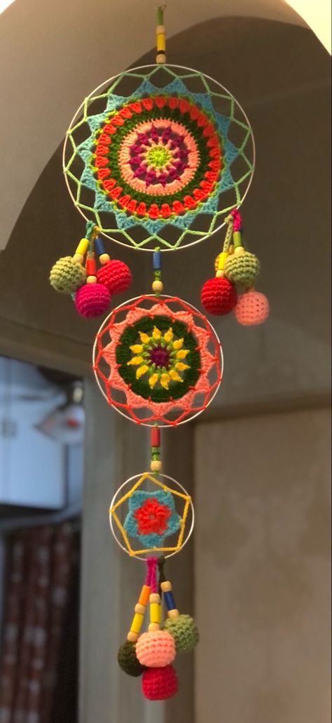 Crochet Dream Catchers, Crochet Ideas Decor, Crochet Dream Catcher, Dreamcatcher Crochet, Dream Catcher Decor, Crochet Wall Art, Crochet Cup Cozy, Crochet Dreamcatcher, Dream Catcher Craft