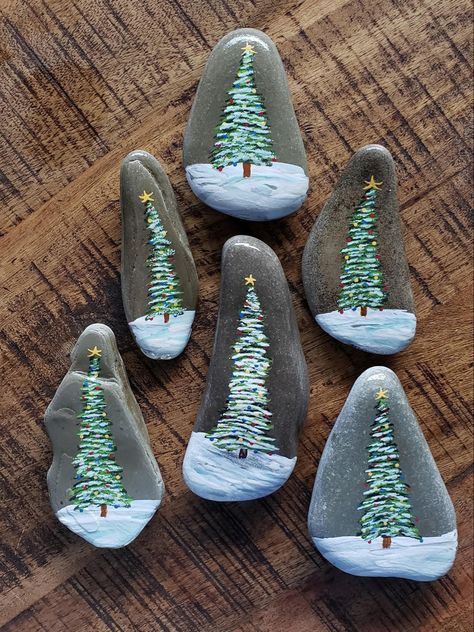 Christmas Pebbles Rock Art, Christmas Pebble Painting, Tree Painted Rocks, Winter Rock Painting Ideas, Christmas Rock Painting Ideas Easy, Christmas Rock Painting Ideas, Christmas Painted Rocks, Christmas Pebble Art, Diy Rock Art