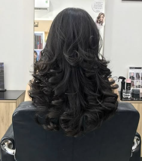 Quince Hair Blowout, Perfect Waves Hair, Extra Layered Long Hair, Heat Curls Hairstyles, Medium Length Hair Styles Prom, Aesthetic Winter Dress, Curly Blowout Hair, Blowout With Curls, Big Curls For Long Hair