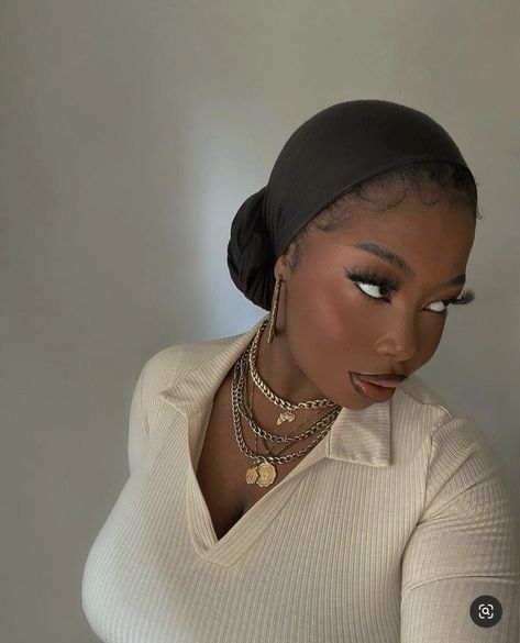 Scarf Hairstyles With Bangs, Headwraps Aesthetic, Headscarf Outfit Black Women, Natural Hair Head Wrap Styles, Head Scarf Styles Black Women, Headwrap Outfit, Doek Styles, Black Head Scarf, Black Headwrap