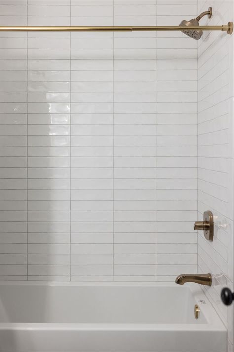 white tile in a horizontal stack pattern Modern Shower Tile, Tub Surround Ideas, Modern Design Bathroom, Organic Modern Design, Tile Tub Surround, Subway Tile Showers, Shower Wall Tile, Natural Bathroom, Bathroom Transformation