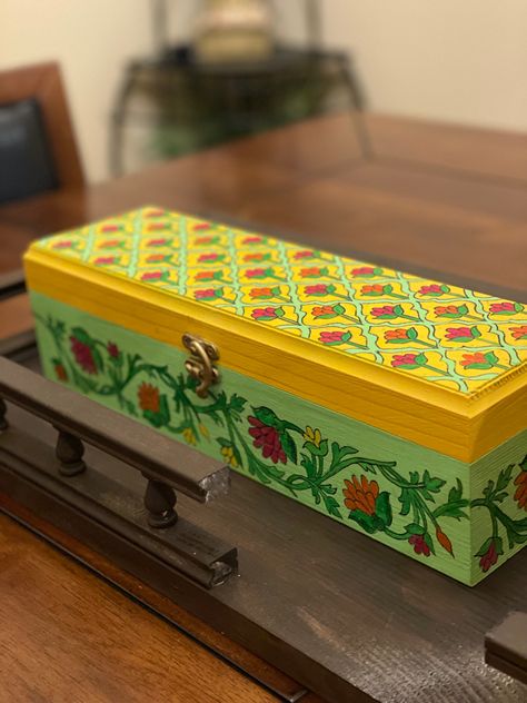 Beautiful hand painted jewelry box with bright n bold colors. Mdf Box Decoration, Trunk Painting Ideas, Wood Box Painting, Wooden Box Painting Ideas, Hand Painted Jewelry Boxes, Hand Painted Trays, Wooden Box Crafts, Painted Jewelry Box, Trunk Box