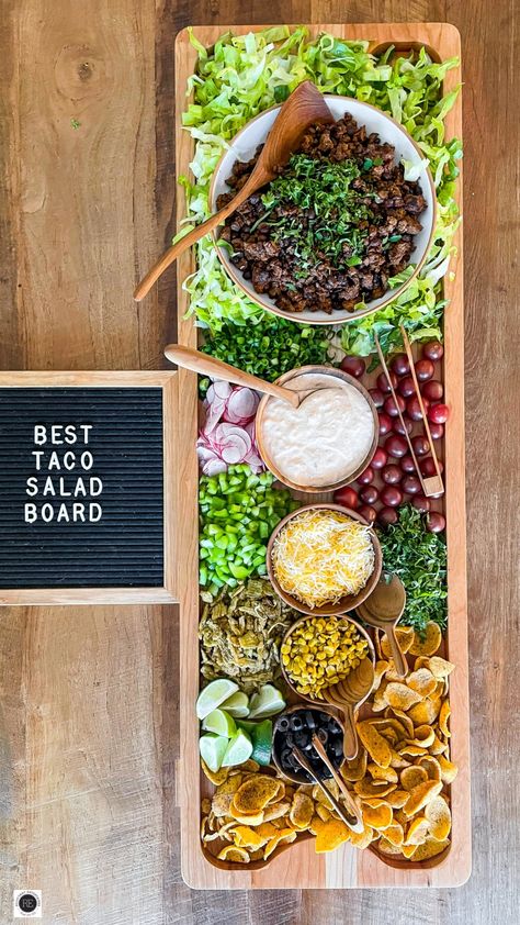 Best Taco Salad Board is a classic taco salad recipe, with favorite toppings such as Frito chips, inspirational to serve for a taco night. Taco Salad Bar, Homemade Taco Seasoning Recipe, Taco Seasoning Recipe, Taco Salad Recipes, Ground Beef Tacos, Green Salsa, Big Board, Taco Bar, Homemade Dressing