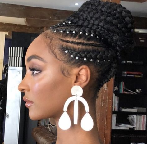 Mini pearl or rhinestone decals pins give braided updos an unexpected twist. Vogue Party, Edward Enninful, Feed In Braids, Twisted Hair, Braided Updo Wedding, Feed In Braids Hairstyles, Long Box Braids, Hairstyle Inspo, Cool Winter