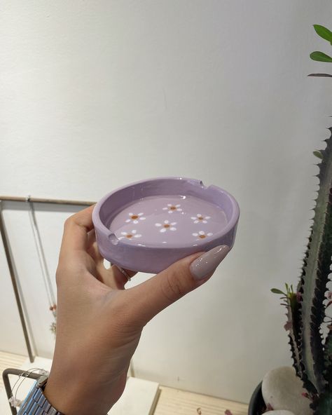 Daisy ashtray 🌼💜 Homemade Ash Tray Clay, Air Dry Ashtray, Air Dry Clay Ash Tray, Ash Tray Ideas, Clay Ash Tray Diy, Diy Ashtray Clay, Homemade Ashtray, Diy Clay Ashtray, Ash Tray Clay