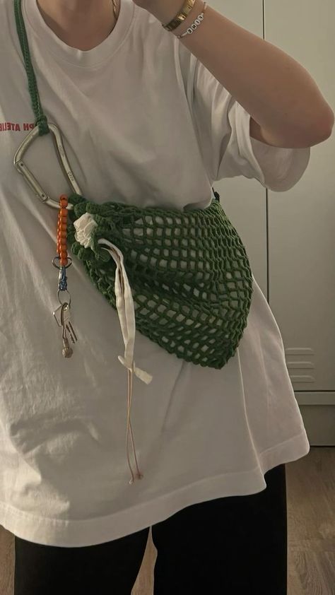 Backpack Inspiration, Fashion Fails, The Met Gala, Fun Crochet Projects, Diy Crochet Projects, Diy Couture, Crochet Bag Pattern, Ed Sheeran, Knitted Bags