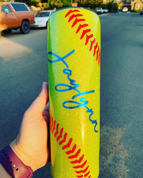 Softball Cups Vinyl, Softball Epoxy Tumbler, Softball Mom Cups Tumblers, Softball Water Bottle Ideas, Softball Cups Tumblers, Softball Tumbler Ideas, Epoxy Mugs, Softball Ideas, Epoxy Diy