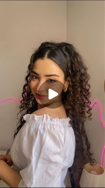 Roua zardi on Instagram: "Curly hairstyle inspo ✨Day 3 | hairstyle 3 #curlyhair #hair #naturalhair #curls #curlyhairstyles #curly #hairstyles #curlygirl  #hairstyle #explorepage #longhair #hairgoals #wavyhair #makeup #naturalhairstyles #hairstylist #healthyhair" Birthday Party Hairstyles For Curly Hair, How To Do My Hair Curly, Slick Side Part Curly Hair, Hair For Shoulder Length Hairstyles, Bridgerton Curly Hairstyles, Cute Soccer Hairstyles For Curly Hair, Naturally Curly Hair Hairstyles, Hairstyles For Big Curly Hair, How To Do Curly Hairstyles