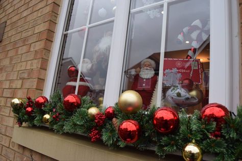 Christmas Decor Ideas Outdoor Townhouse, Christmas Decor Window Display, Window Shelf Christmas Decor, Christmas Window Outdoor, Christmas Home Window Display, Christmas Outside Window Decorations, Outdoor Christmas Decorations Windows, Outside Christmas Window Decorations, Christmas Decor Windows Outdoor