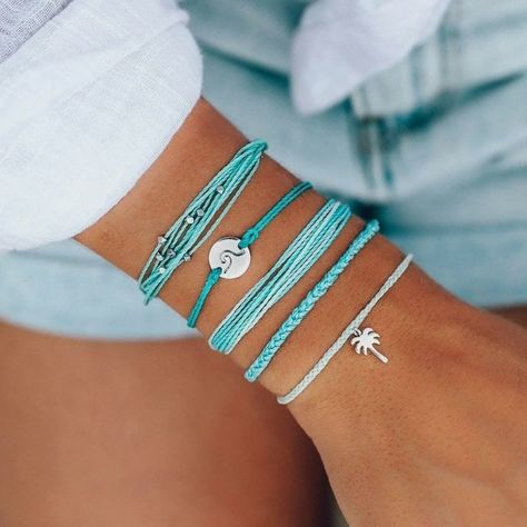 Beach bracelet vsco turquesa aesthetic Pure Vida Bracelets, Summer In Santorini, Ocean Theme Jewelry, Coin Charm Bracelet, Cute Friendship Bracelets, Diy Friendship Bracelets Patterns, Pura Vida Bracelets, Friendship Bracelets Diy, Aesthetic Jewelry