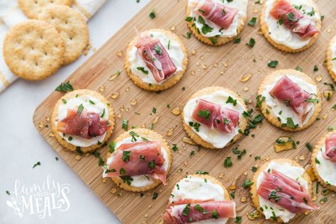 Easy Creamy Prosciutto Cracker Appetizer - Family Fresh Meals Prosciutto Appetizer, Cooking Apples, Crackers Appetizers, Best Holiday Appetizers, Potato Appetizers, Fresh Meals, Family Fresh Meals, Appetizer Bites, Holiday Appetizers