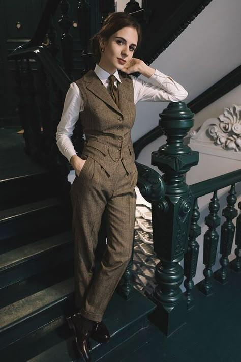 Women Vintage Suits, Womens Graduation Suit, 1950s Working Class Fashion, Fem Suit Outfit, 1920s Womens Pants Outfit, Detective Inspired Outfits, Librarian Asthetic, Phd Defense Outfit, Tailored Womens Suits