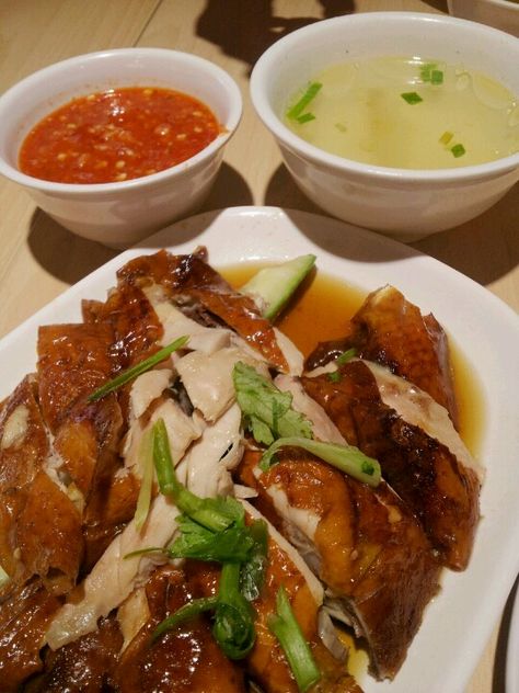 Chicken rice shop ..roasted chicken ...a must in asia #asianStaples #chickenrice #singapore #malaysia Chicken Rice Shop, Singapore Chicken Rice, Bbq Rice, Singapore Food, Singapore Malaysia, Chicken Rice, Foods To Eat, Roasted Chicken, Food Obsession