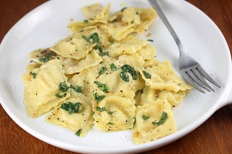 Ravioli with Garlic Basil Oil Recipe Olive Oil Sauce For Ravioli, Garlic Brown Butter Sauce For Ravioli, Basil Pesto Ravioli, Ravioli With Garlic Basil Oil, Ricotta Basil Ravioli Filling, Ravioli Sauce, Basil Oil, Tater Tot Casserole Recipes, Cheese Ravioli