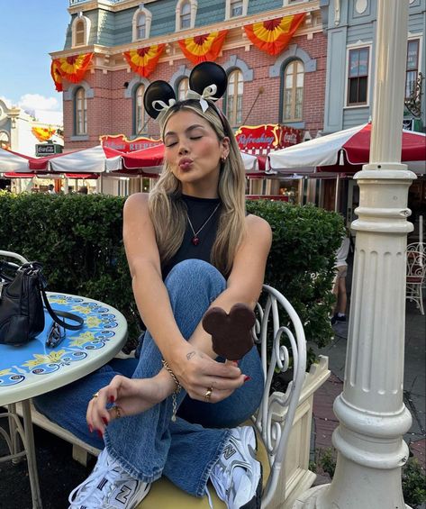 Disneyland Aesthetic Outfit, Disneyland Aesthetic, Disney Poses, Disney Trip Outfits, Disney Outfits Women, Theme Park Outfits, Disney Themed Outfits, Disney College, Cute Disney Outfits