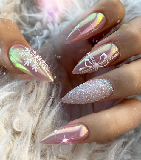 Polubienia39.8 tyskomentarze1,349(@melissataniina Instagramie„Nuove unghiette NataloseeeEro super indecisa sul colore e alla fine TADANNNNLE AMOvoi…” Almond Celestial Nails, Winter Nail Designs Glitter, Xmas Glitter Nails, Light Color Christmas Nails, Cute Simple Christmas Nail Designs, Christmas Nails Stiletto Glitter, Christmas Nail Designs Red And Gold, Blue Festive Nails, Patch Nail Art