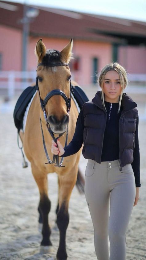 Horseback Riding Outfit Winter, English Equestrian Outfits, Winter Horse Riding Outfit, Equestrian Outfits Winter, Horse Riding Outfit Winter, Equestrian Fashion Women, Equestrian Outfits Women, Equestrian Outfits Casual, Winter Horse Riding