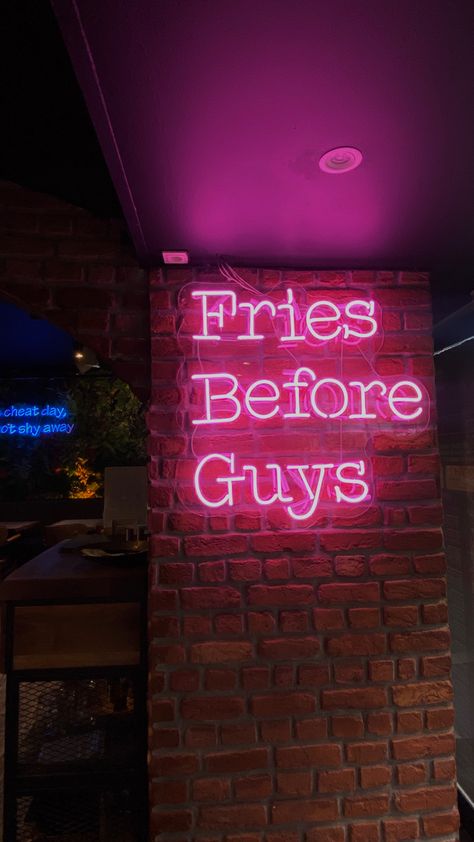 Tumblr, Restaurant Pics Aesthetic, Restraunt Pics, Restraunt Aesthetic, 2d Restaurant, Fries Aesthetic, Georgia Wallpaper, Aesthetic Restaurant, Fries Before Guys